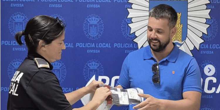 El propietario de la cartera la ha recogido en dependencias policiales agradeciendo que está todo intacto.