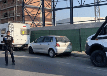 Policía Local denunciando e identificando caravanas estacionadas en la calle en el Polígono Industrial Es Gorg cerca de Endesa.
