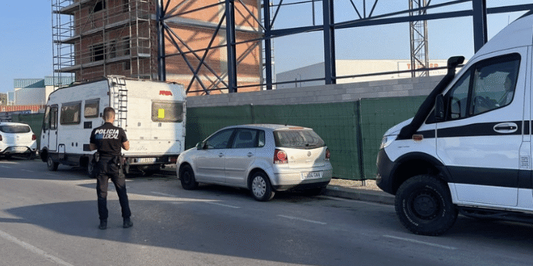 Policía Local denunciando e identificando caravanas estacionadas en la calle en el Polígono Industrial Es Gorg cerca de Endesa.
