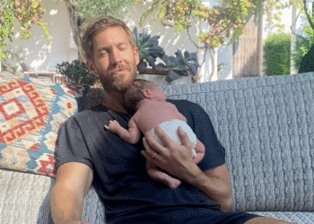 Calvin Harris, con Micah, nacido en su casa de Ibiza en un parto en piscina. Fotos instagram Calvin Harris