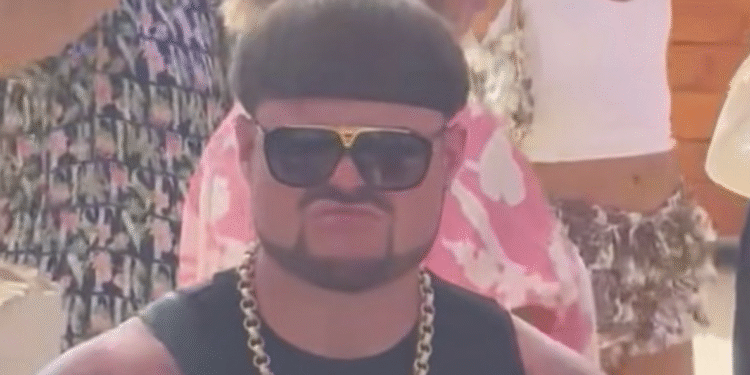 Jack Kay, rebautizado como Ibiza Final Boss, se ha hecho viral esta semana y su imagen se ha hecho meme.
