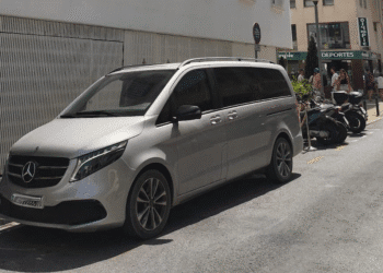 Furgoneta de VTC ilegal que no tiene el clásico color negro pero que ha sido localizada y multada por un operativo de fuerzas de seguridad y Consell.