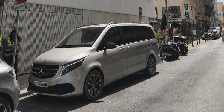 Furgoneta de VTC ilegal que no tiene el clásico color negro pero que ha sido localizada y multada por un operativo de fuerzas de seguridad y Consell.