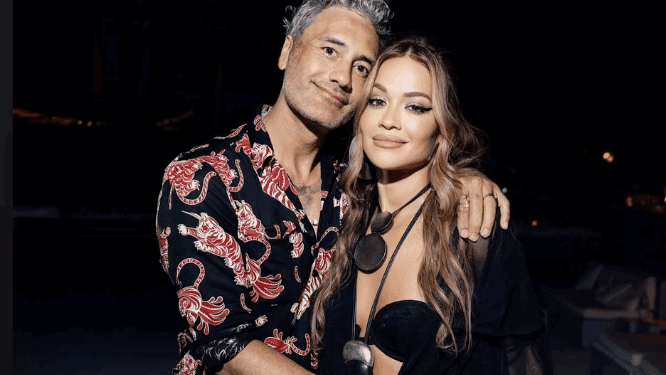 Taika Waititi en su 50 cumpleaños junto a Rita Ora en Ibiza estos días. Instagram Rita Ora.
