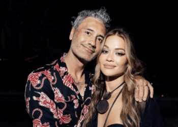 Taika Waititi en su 50 cumpleaños junto a Rita Ora en Ibiza estos días. Instagram Rita Ora.