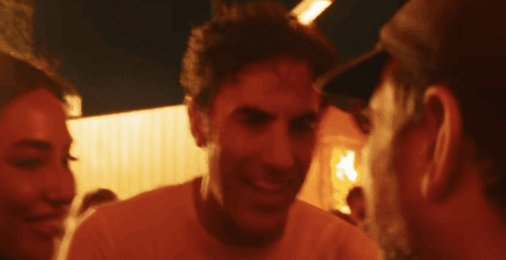 Sacha Baron Cohen, conocido por sus papeles de Borat y Ali G, entre otros, saluda a Dj Tennis al final de la sesión en una imagen compartida por el dj en sus redes sociales.