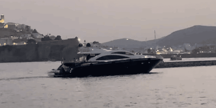 Captura del vídeo captado ayer por la tarde junto al hotel El Corso de un chárter con música a gran volumen. Imagen y vídeo cedido por M. Torres a Noudiari.es