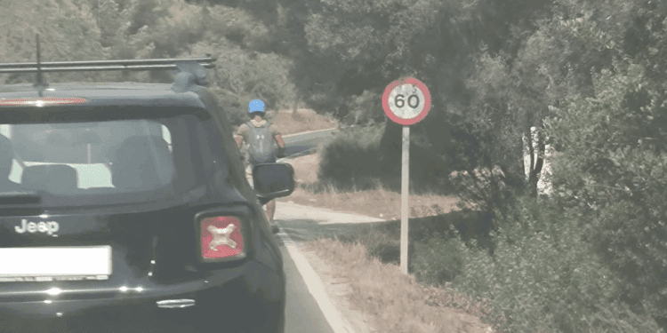 Un conductor de patinete ha generado un atasco y situaciones de peligro en la carretera de Cala Llonga por donde no puede circular este tipo de vehículo. Foto Noudiari.es