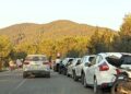 Coches mal aparcados en la cuneta de la carretera de Cala Vedella el pasado mes de agosto.