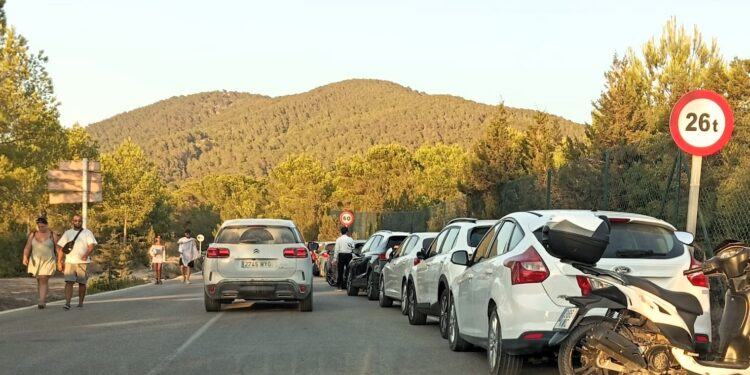 Coches mal aparcados en la cuneta de la carretera de Cala Vedella el pasado mes de agosto.