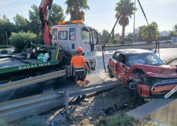 Imagen en la que se aprecian los cuantiosos daños sufridos por el vehículo