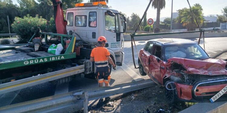 Imagen en la que se aprecian los cuantiosos daños sufridos por el vehículo