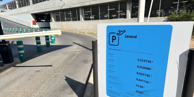 Tarifas del aparcamiento del aeropuerto de Ibiza en la entrada a la terminal. Fotos Noudiari