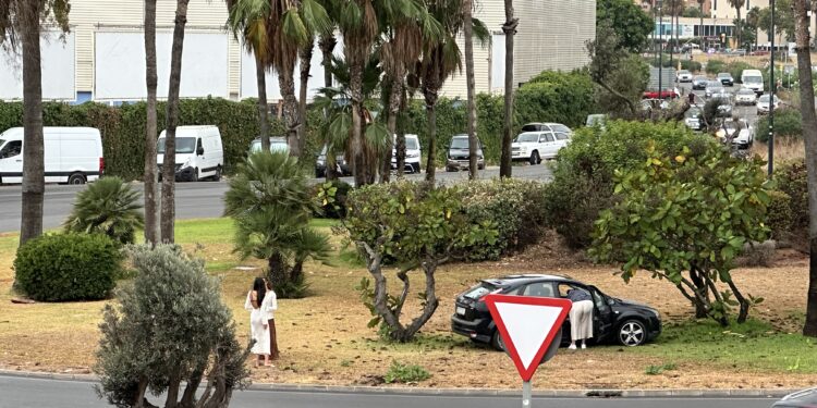 Imagen del vehículo sobre la rotonda. Fotos: L. F. A.