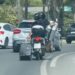 Dos motoristas llevan dos maletas sobre la moto, una de ellas arrastrando las ruedas  por la carretera, en este vídeo compartido en @ibizatheparadise cuenta de Instagram