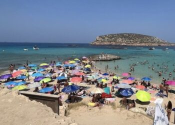 Una imagen de agosto de este año compartida por una usuaria de Tripadvisor, Estelle Ortiz, en esta conocida plataforma. Su comentario es positivo pero alerta de la gran cantidad de gente que acude al arenal de Sant Josep.