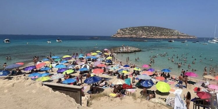 Una imagen de agosto de este año compartida por una usuaria de Tripadvisor, Estelle Ortiz, en esta conocida plataforma. Su comentario es positivo pero alerta de la gran cantidad de gente que acude al arenal de Sant Josep.