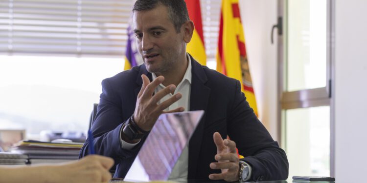 Marcos Serra, en un momento de la entrevista en su despacho. Fotos Paco Natera.