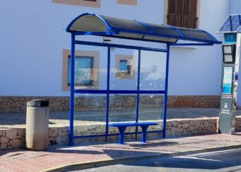 La marquesina ahora, que según denuncia le vecino es una vieja de Palma de Mallorca que ha sido repintada.
