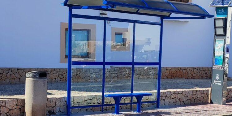 La marquesina ahora, que según denuncia le vecino es una vieja de Palma de Mallorca que ha sido repintada.