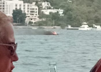 Imagen de la moto en llamas tomada desde un restaurante de la zona