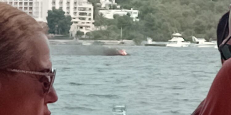 Imagen de la moto en llamas tomada desde un restaurante de la zona
