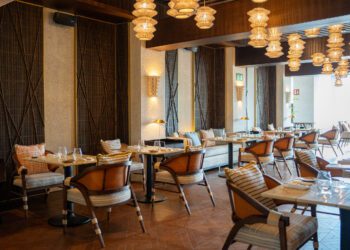 El restaurante Lumbre, ubicado en el Hotel Bless Ibiza de Cala Nova, con un cuidado interiorismo.