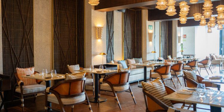 El restaurante Lumbre, ubicado en el Hotel Bless Ibiza de Cala Nova, con un cuidado interiorismo.