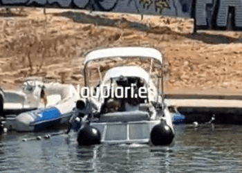 Imagen de la embarcación saliendo por encima de la cuerda instalada