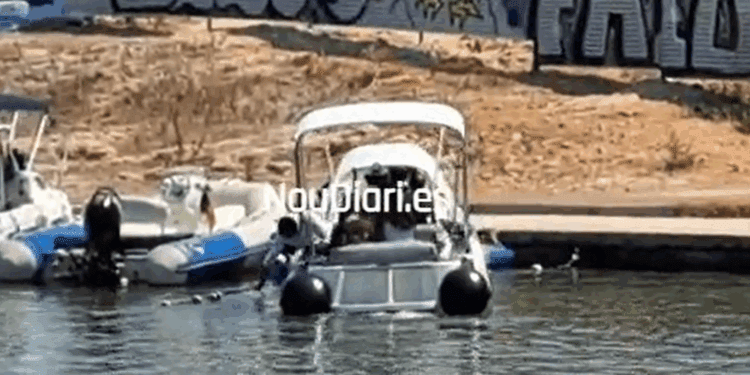 Imagen de la embarcación saliendo por encima de la cuerda instalada