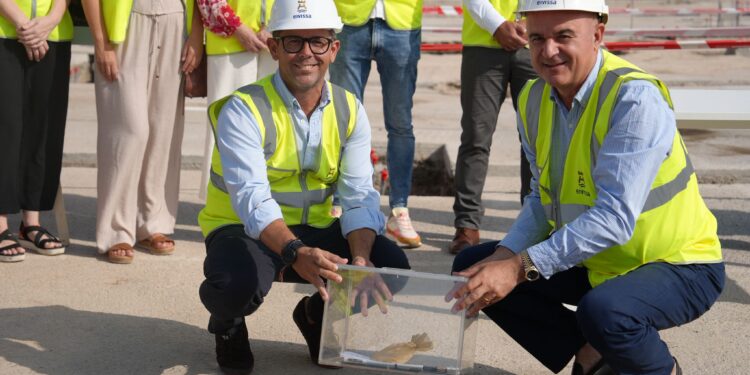 Triguero y Marí ponen la primera piedra del centro.