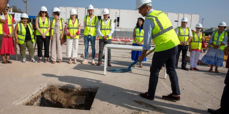 El alcalde de Ibiza, Rafael Triguero, pone la 'primera piedra' en las obras de es Gorg, en agosto de 2025.