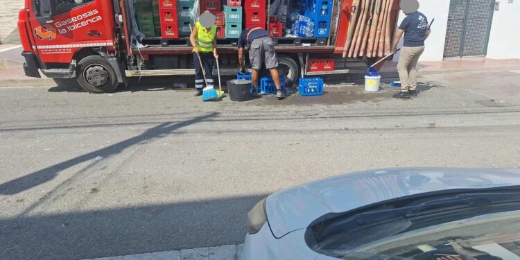 Un coche se ha llevado por delante varias cajas durante una descarga en la calle Lugo y los vecinos señalan el hecho de que no hay una zona de carga y descarga y se usan vados en lugar de un sitio seguro.