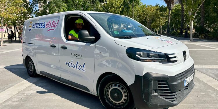 Vehículo de la nueva brigada municipal del Ayuntamiento de Ibiza. Foto Noudiari