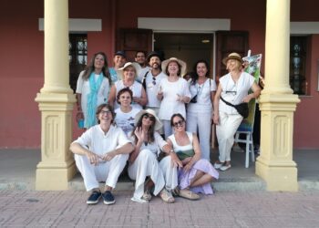 Imagen de familia de las y los artistas que forman parte de esta exposición colectiva, Fotografías Jaume Riera.