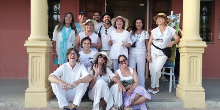 Imagen de familia de las y los artistas que forman parte de esta exposición colectiva, Fotografías Jaume Riera.