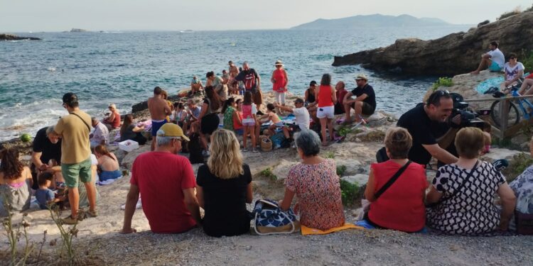 La tradicional berenada es compartida cada año por vecinos y vecinas de Vila.