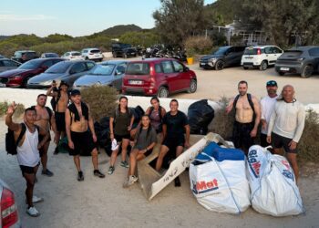 Todo el grupo de voluntarios de Trekking Ibiza con alguna de las enormes bolsas de residuos con la basura que fueron encontrando. Fotos cedidas a Noudiari.es