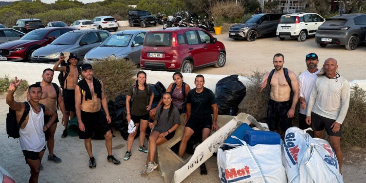 Todo el grupo de voluntarios de Trekking Ibiza con alguna de las enormes bolsas de residuos con la basura que fueron encontrando. Fotos cedidas a Noudiari.es