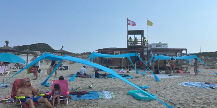 En Formentera se han puesto de moda estas estructuras de toldos elásticos para hacer sombra pero ocupan mucha proporción de playa. Fotos Noudiari.es