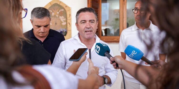 Marí Bosó, Jerez y Portas, hoy en Formentera para hablar de la crisis migratoria.