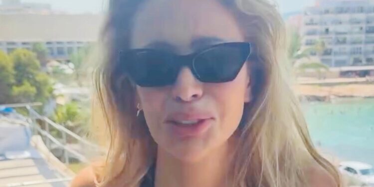 Oliva Attwood, en un reel durante sus vacaciones en Ibiza estos días. Instagram Olivia Attwood