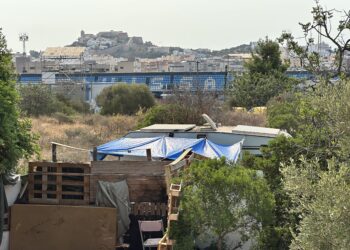Este asentamiento se encuentra ubicado en una finca vallada y que cuenta con varias entradas que tienen cadenas. Está entre el estadio Palladium Can Misses donde juega la UD Ibiza y la carretera E-20. Fotos Noudiari.es