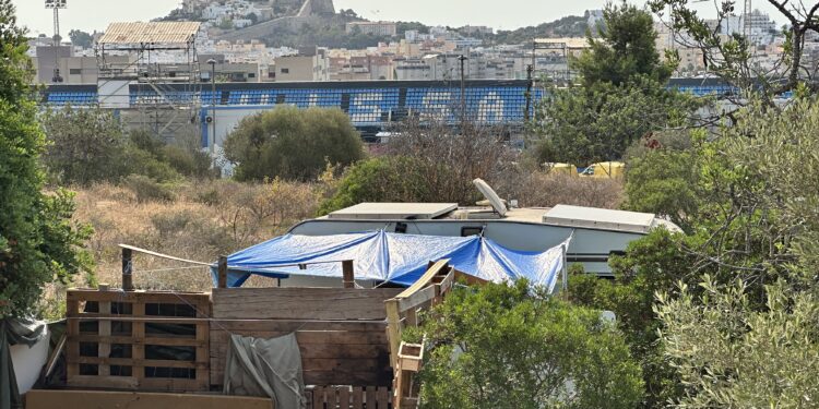 Este asentamiento se encuentra ubicado en una finca vallada y que cuenta con varias entradas que tienen cadenas. Está entre el estadio Palladium Can Misses donde juega la UD Ibiza y la carretera E-20. Fotos Noudiari.es
