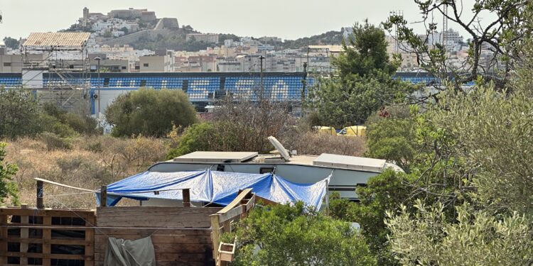 Un chamizo en el terreno, ubicado junto al campo de fútbol. Fotos Noudiari