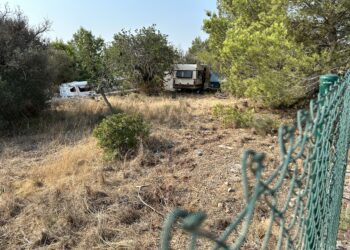 El asentamiento se encuentra ubicado en una finca vallada y que cuenta con varias entradas que tienen cadenas. Está entre el estadio Palladium Can Misses donde juega la UD Ibiza y la carretera E-20. Fotos Noudiari.es
