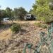 El asentamiento se encuentra ubicado en una finca vallada y que cuenta con varias entradas que tienen cadenas. Está entre el estadio Palladium Can Misses donde juega la UD Ibiza y la carretera E-20. Fotos Noudiari.es