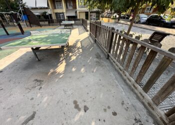 Desperfectos y basura en el parque infantil de la calle Galicia de Ses Figueretes, que denuncian los vecinos. Fotos Noudiari