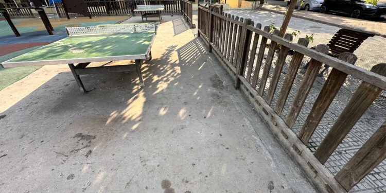 Desperfectos y basura en el parque infantil de la calle Galicia de Ses Figueretes, que denuncian los vecinos. Fotos Noudiari