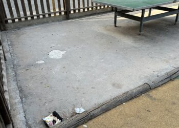 Desperfectos, suelo sucio, aparatos deteriorados y basura en el parque infantil de la calle Galicia de Ses Figueretes. Fotos Noudiari